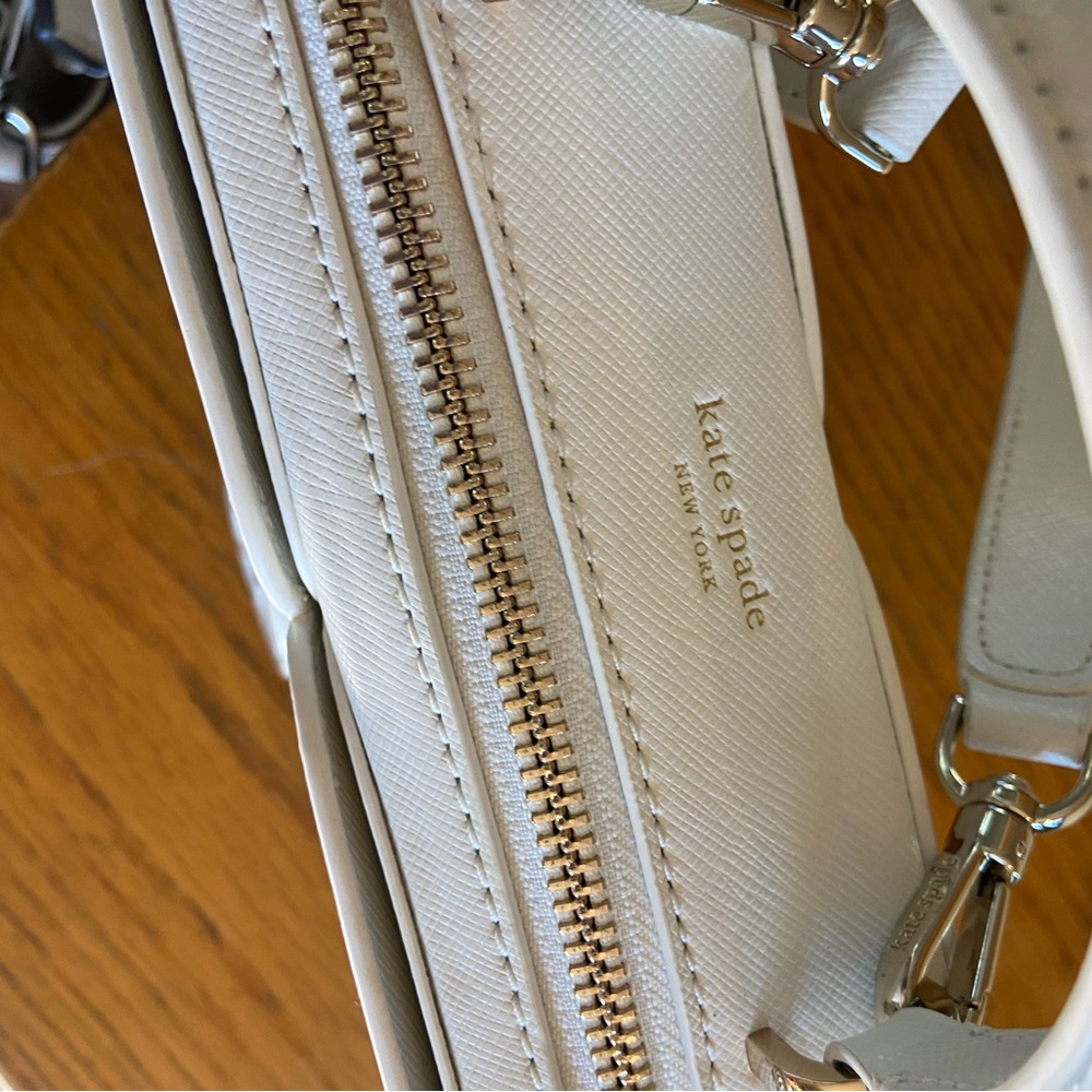 Kate Spade Ivory Heart-Top Crossbody Elegant White Mini Top Zip Vanity Handbag - Picture 2 of 6